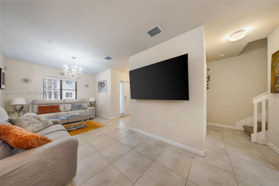 For Sale: $308,000 (2 beds, 2 baths, 1139 Square Feet)