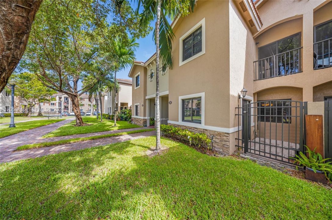 For Sale: $308,000 (2 beds, 2 baths, 1139 Square Feet)