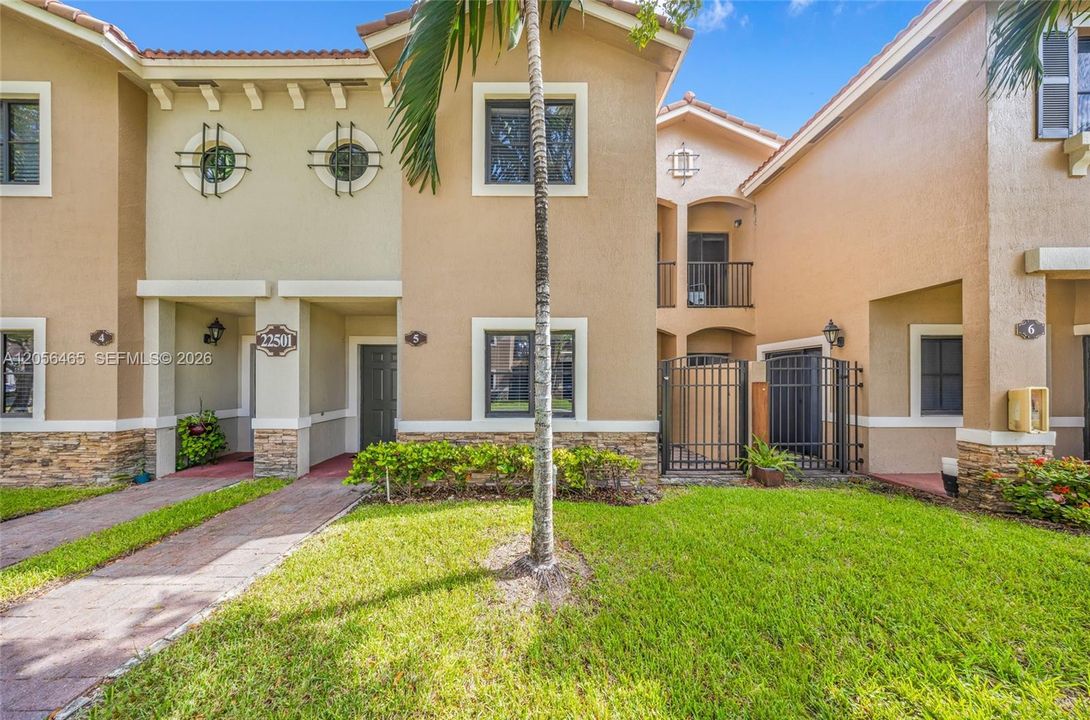 For Sale: $308,000 (2 beds, 2 baths, 1139 Square Feet)