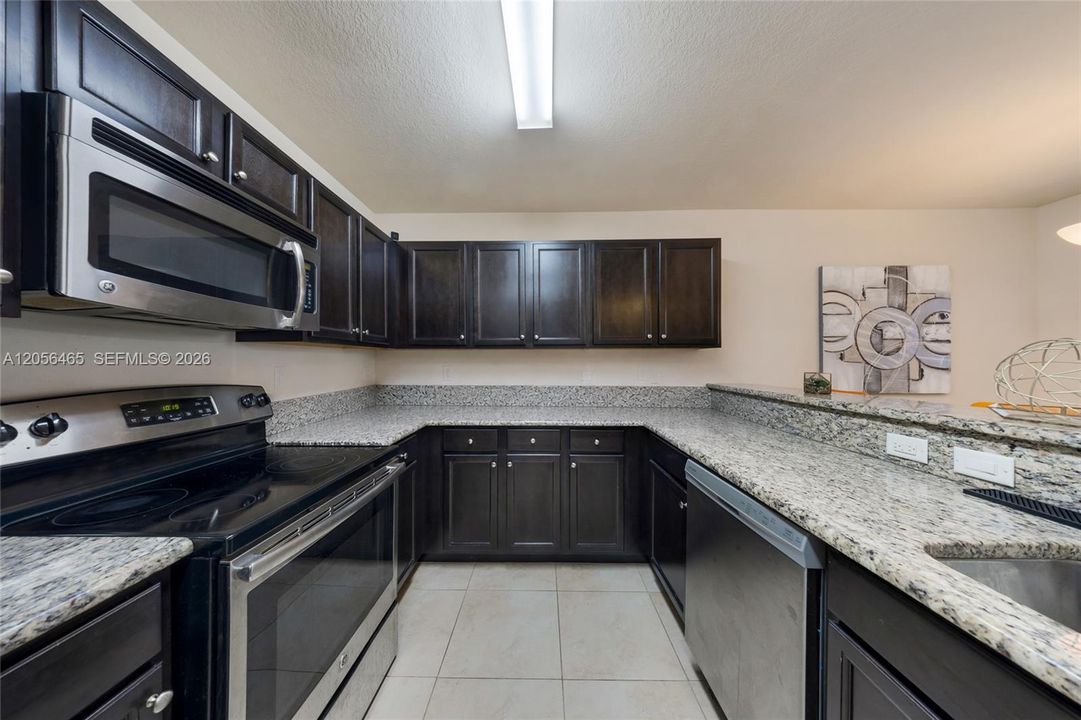 For Sale: $308,000 (2 beds, 2 baths, 1139 Square Feet)