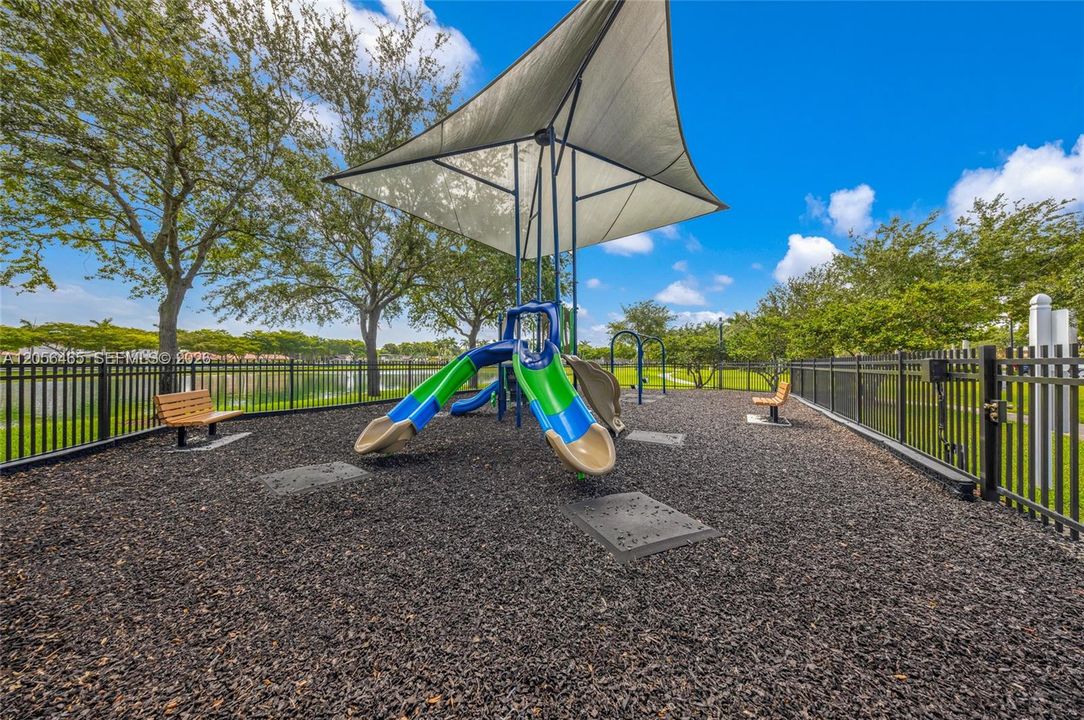 For Sale: $308,000 (2 beds, 2 baths, 1139 Square Feet)