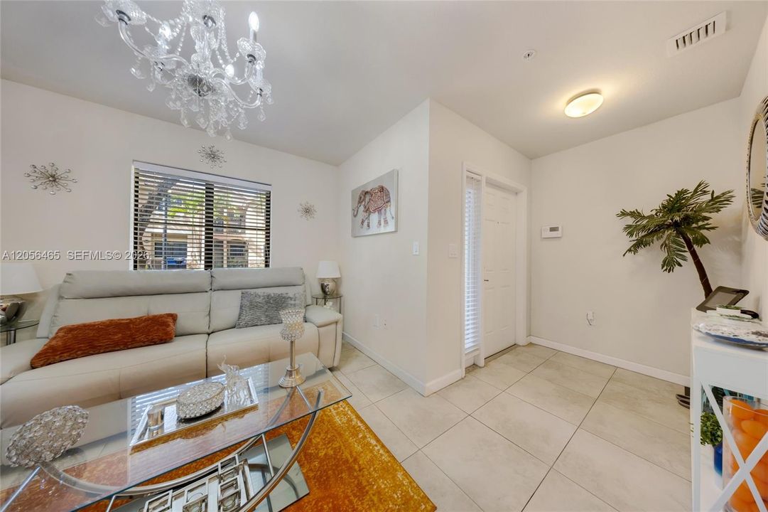 For Sale: $308,000 (2 beds, 2 baths, 1139 Square Feet)