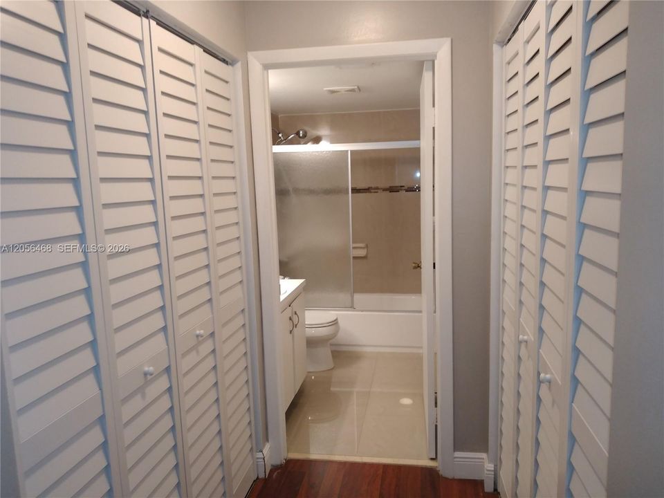 В аренду: $2,300 (2 спален, 2 ванн, 1060 Квадратных фут)