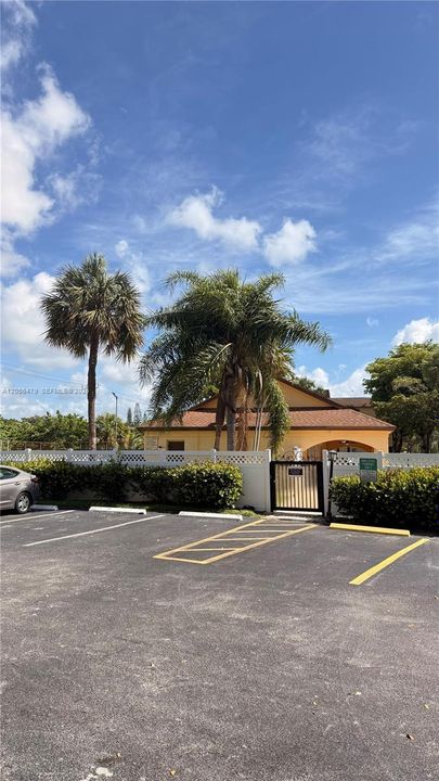 For Rent: $2,200 (2 beds, 2 baths, 936 Square Feet)