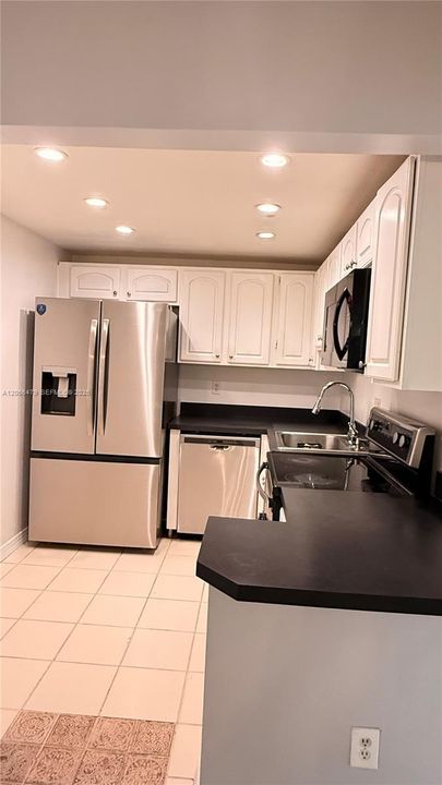 For Rent: $2,200 (2 beds, 2 baths, 936 Square Feet)