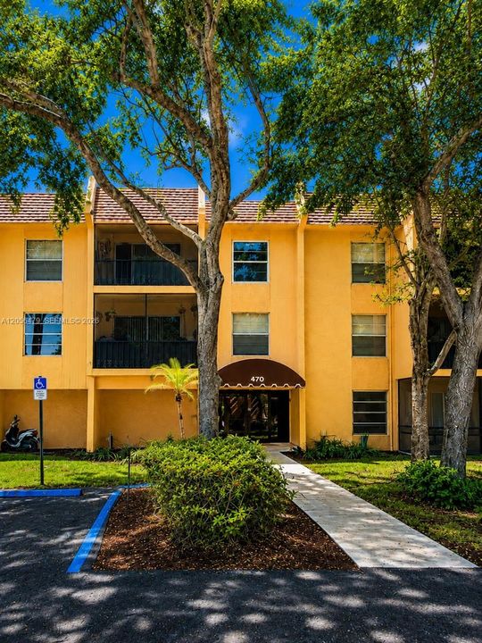 For Rent: $2,200 (2 beds, 2 baths, 936 Square Feet)