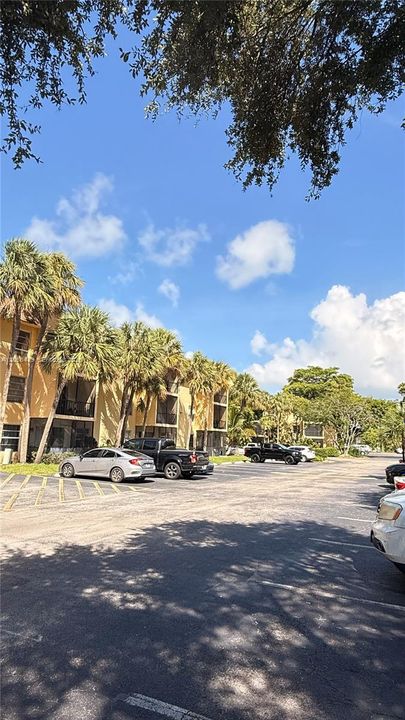 For Rent: $2,200 (2 beds, 2 baths, 936 Square Feet)