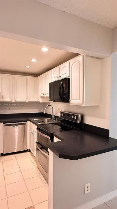 For Rent: $2,200 (2 beds, 2 baths, 936 Square Feet)