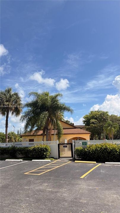 For Rent: $2,200 (2 beds, 2 baths, 936 Square Feet)