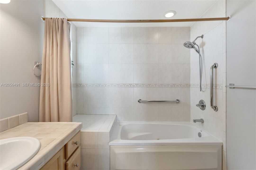 На продажу: $895,000 (2 спален, 2 ванн, 975 Квадратных фут)