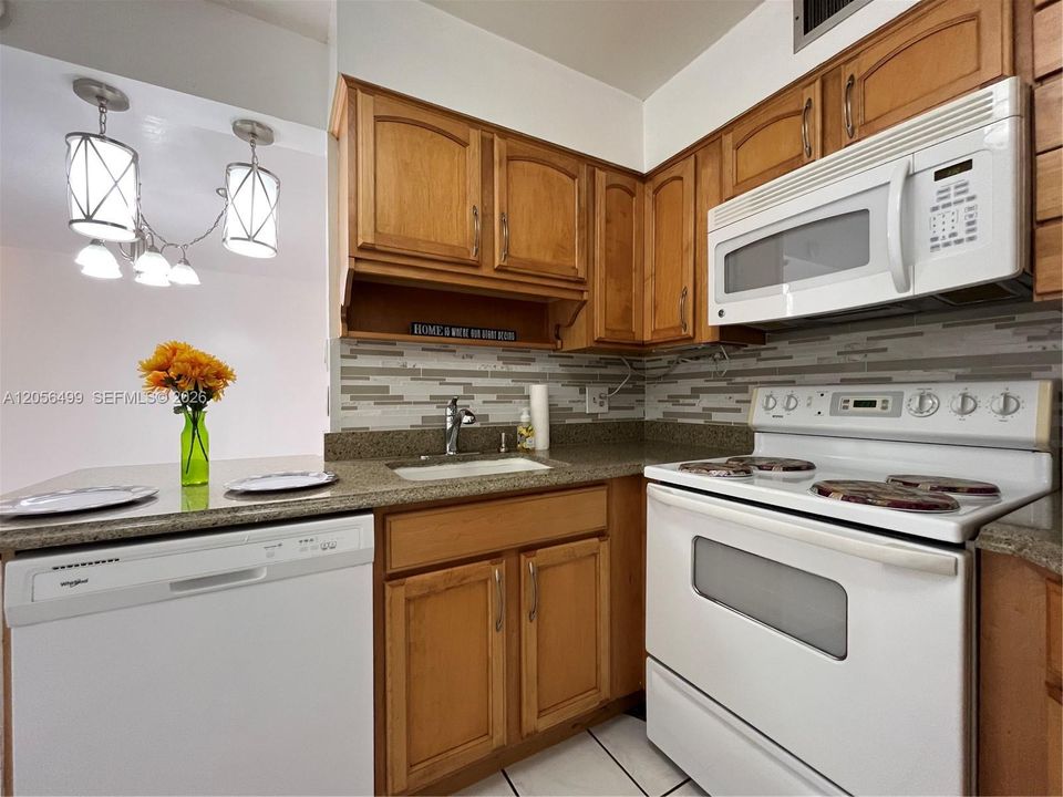 В аренду: $1,950 (2 спален, 2 ванн, 890 Квадратных фут)