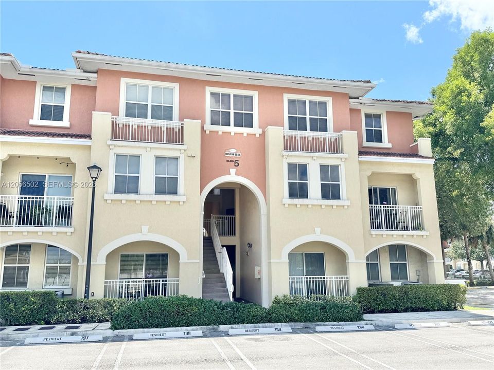 For Rent: $2,650 (3 beds, 2 baths, 1256 Square Feet)