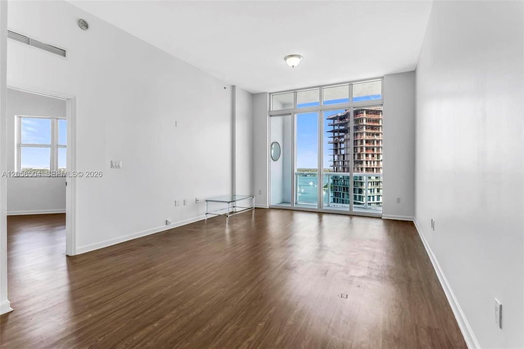 Под контрактом: $599,999 (2 спален, 2 ванн, 1223 Квадратных фут)