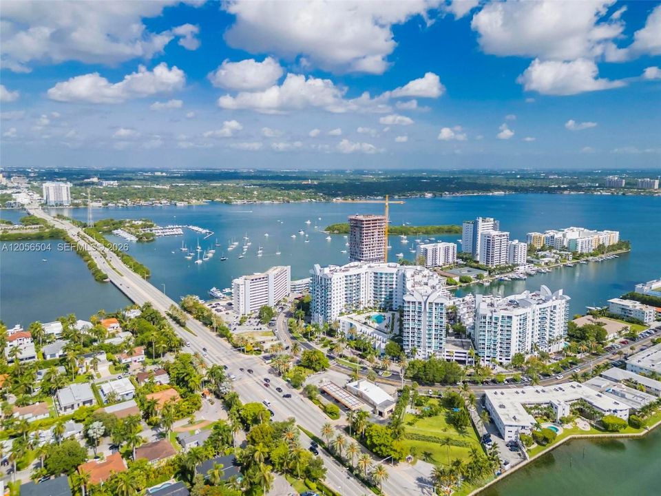 Под контрактом: $599,999 (2 спален, 2 ванн, 1223 Квадратных фут)