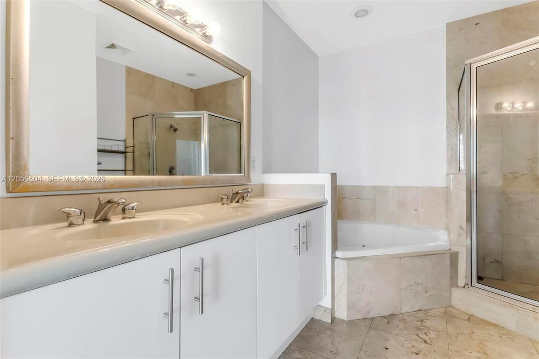 Под контрактом: $599,999 (2 спален, 2 ванн, 1223 Квадратных фут)