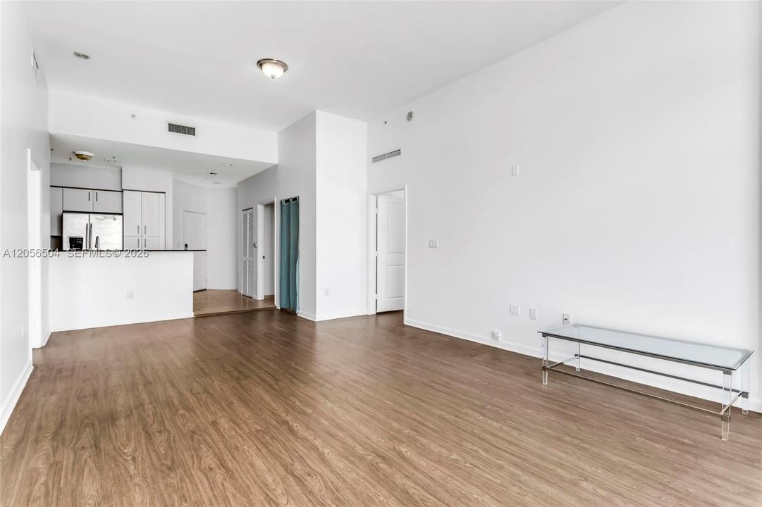 Под контрактом: $599,999 (2 спален, 2 ванн, 1223 Квадратных фут)