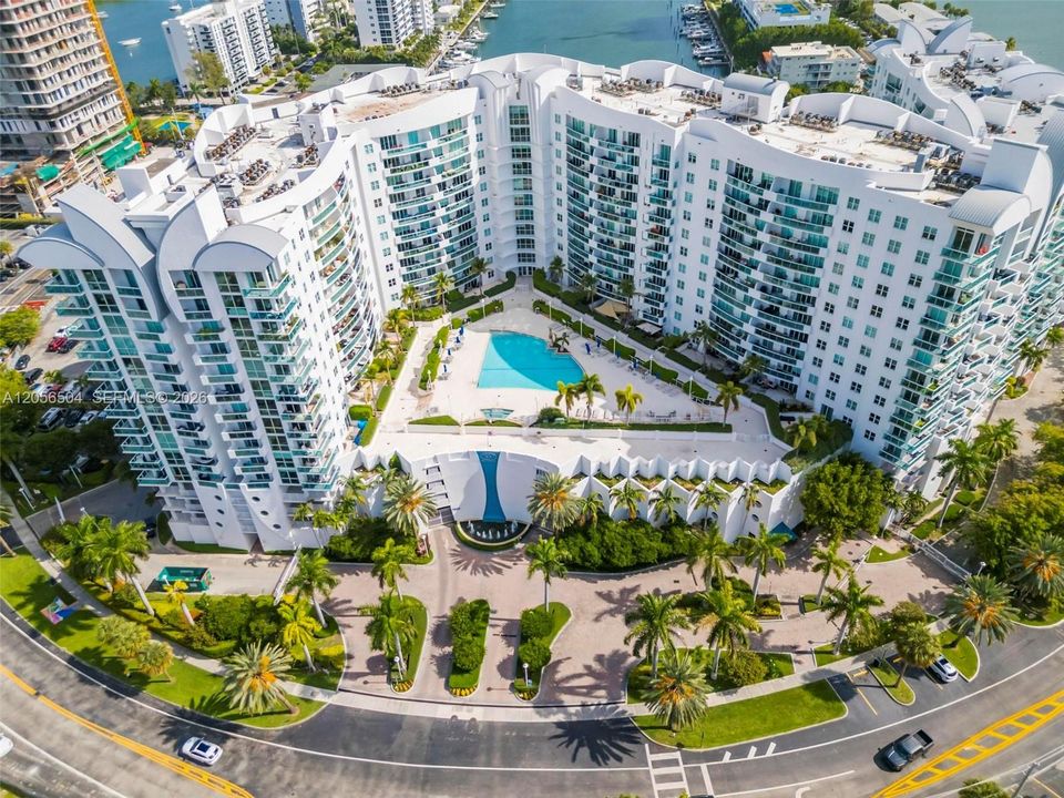 Под контрактом: $599,999 (2 спален, 2 ванн, 1223 Квадратных фут)