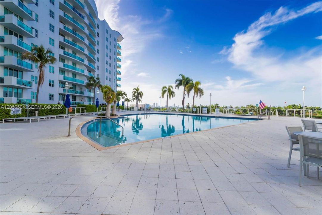Под контрактом: $599,999 (2 спален, 2 ванн, 1223 Квадратных фут)