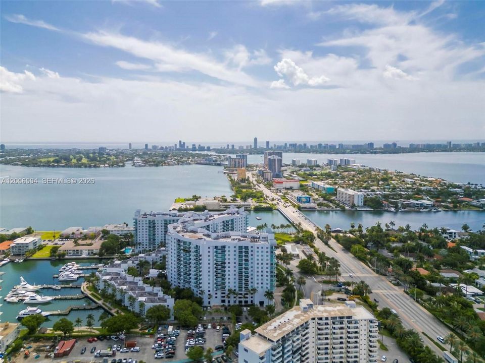 Под контрактом: $599,999 (2 спален, 2 ванн, 1223 Квадратных фут)
