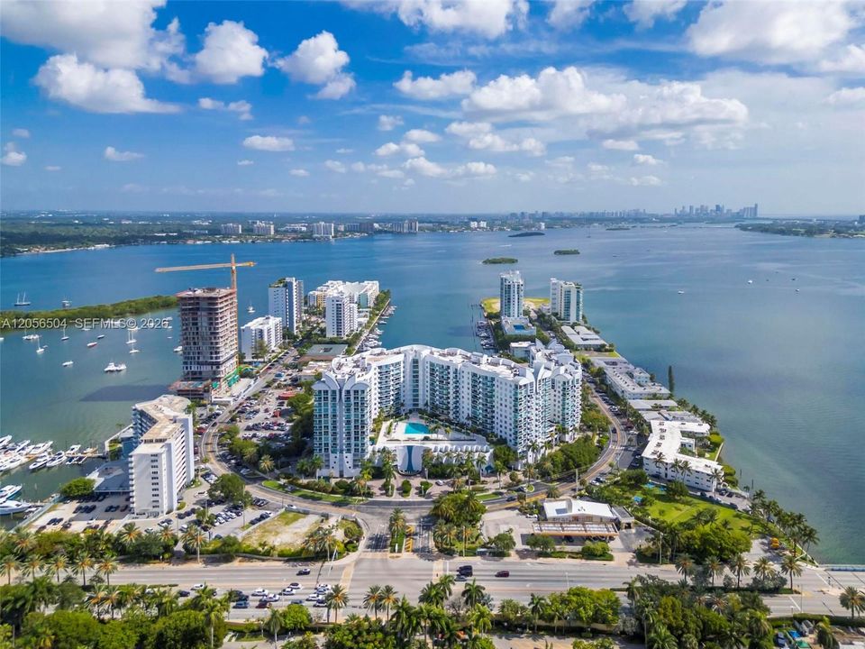 Под контрактом: $599,999 (2 спален, 2 ванн, 1223 Квадратных фут)