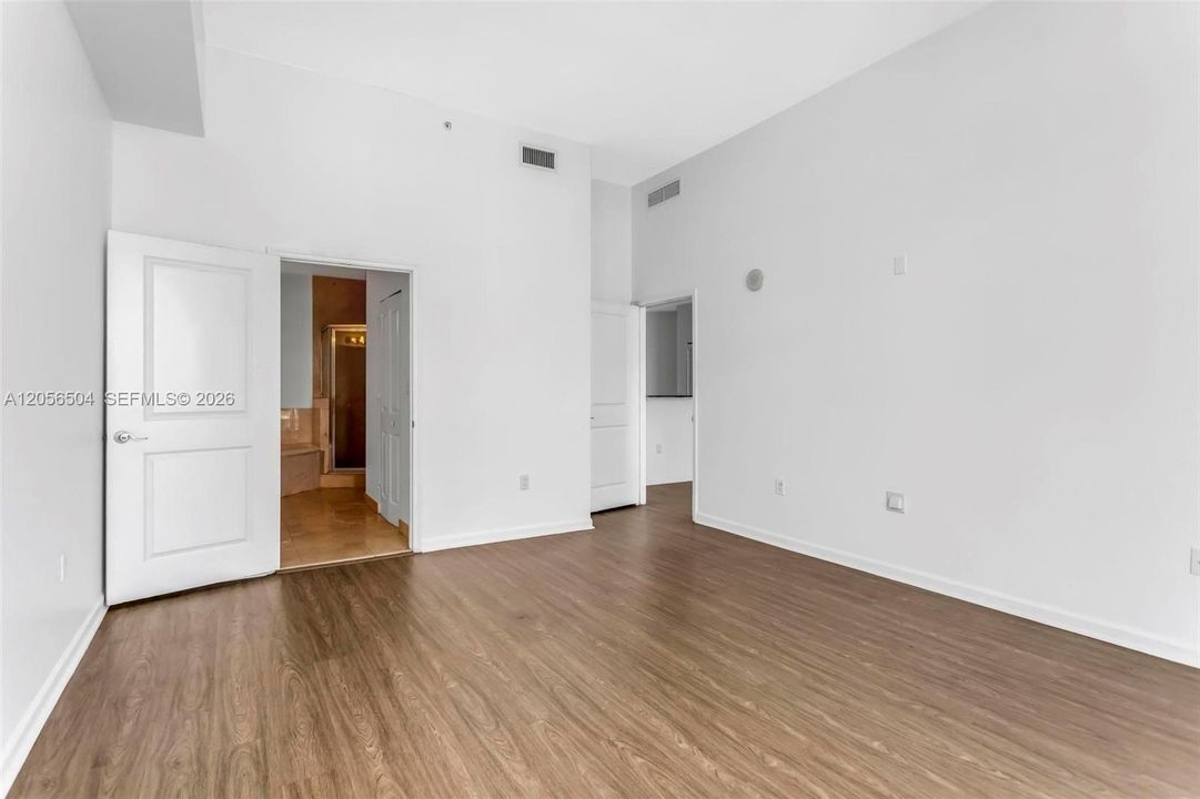 Под контрактом: $599,999 (2 спален, 2 ванн, 1223 Квадратных фут)