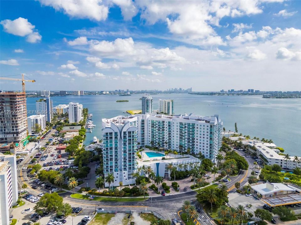 Под контрактом: $599,999 (2 спален, 2 ванн, 1223 Квадратных фут)