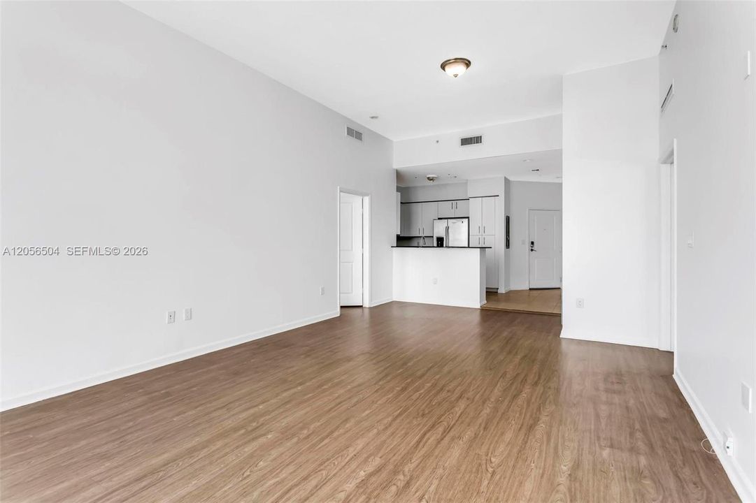 Под контрактом: $599,999 (2 спален, 2 ванн, 1223 Квадратных фут)