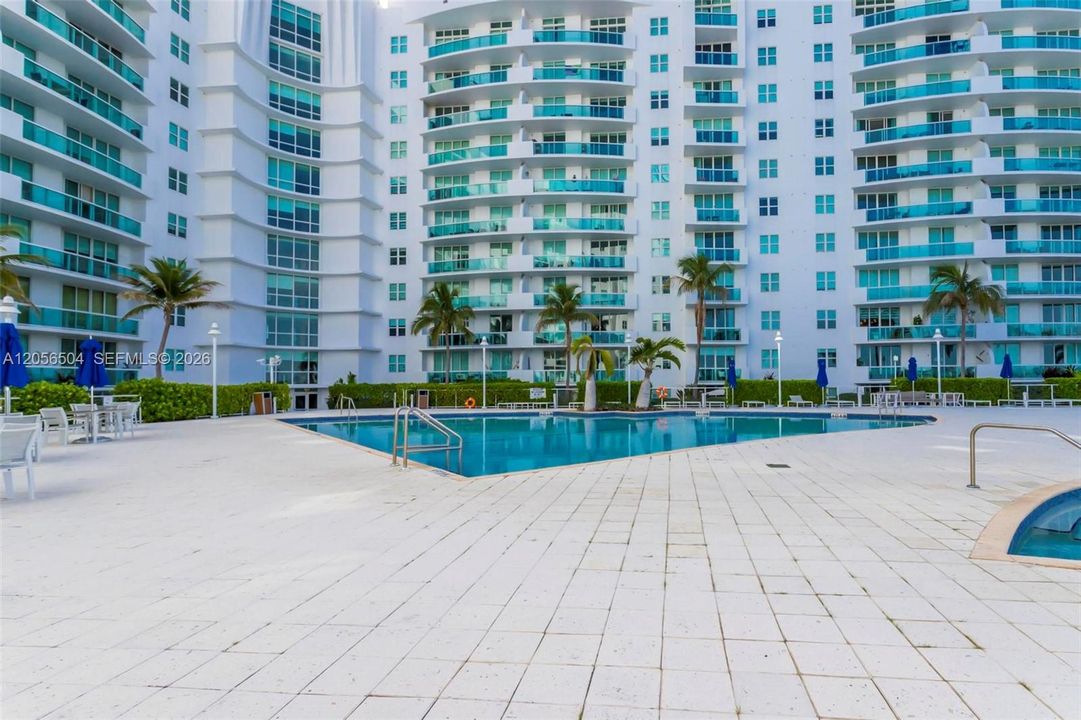 Под контрактом: $599,999 (2 спален, 2 ванн, 1223 Квадратных фут)