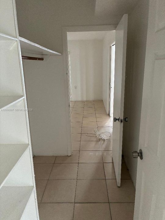 WALK IN CLOSET