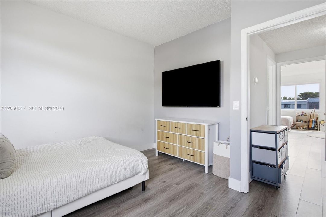 For Sale: $418,000 (2 beds, 1 baths, 1110 Square Feet)