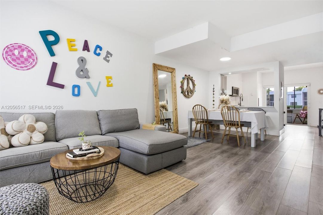 For Sale: $418,000 (2 beds, 1 baths, 1110 Square Feet)