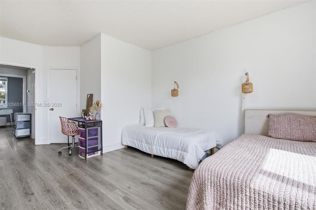 For Sale: $418,000 (2 beds, 1 baths, 1110 Square Feet)