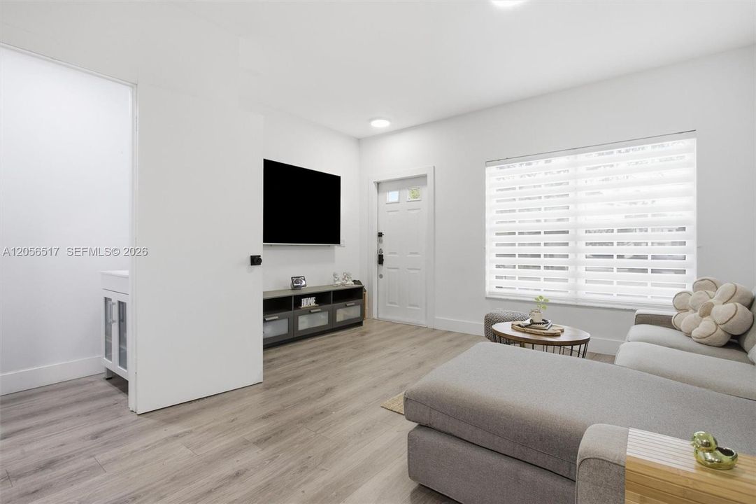 For Sale: $418,000 (2 beds, 1 baths, 1110 Square Feet)