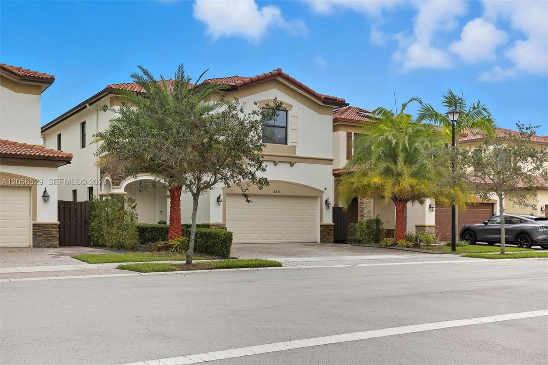 En Venta: $1,195,000 (4 camas, 3 baños, 2650 Pies cuadrados)