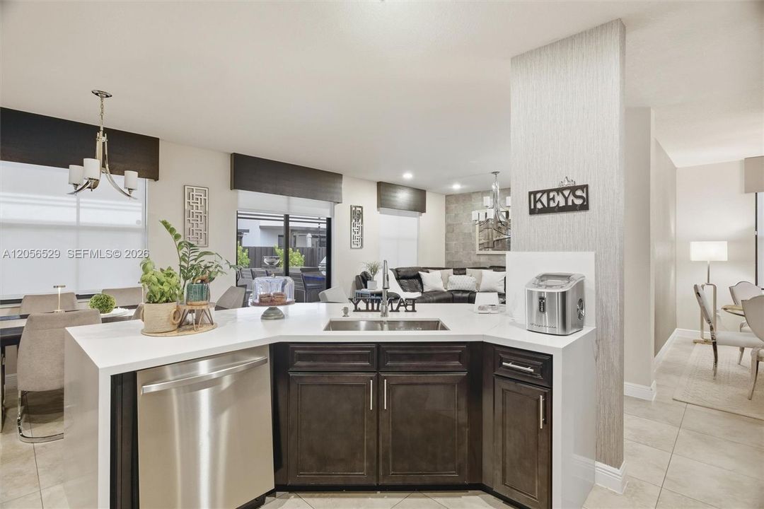 En Venta: $1,195,000 (4 camas, 3 baños, 2650 Pies cuadrados)