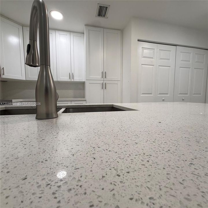 En Venta: $399,000 (4 camas, 2 baños, 1417 Pies cuadrados)