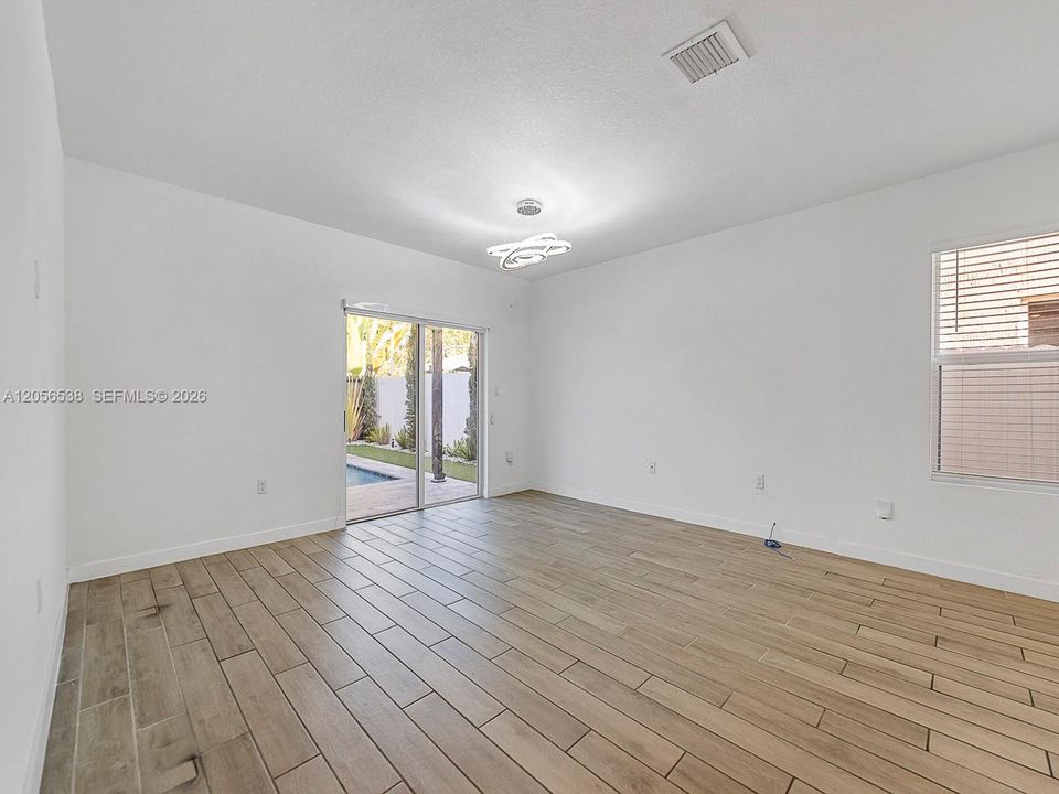 В аренду: $4,500 (5 спален, 3 ванн, 2580 Квадратных фут)