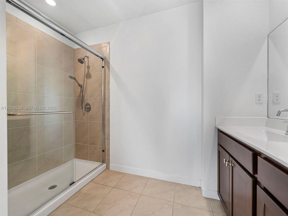В аренду: $4,500 (5 спален, 3 ванн, 2580 Квадратных фут)
