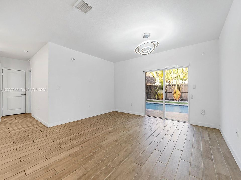 В аренду: $4,500 (5 спален, 3 ванн, 2580 Квадратных фут)