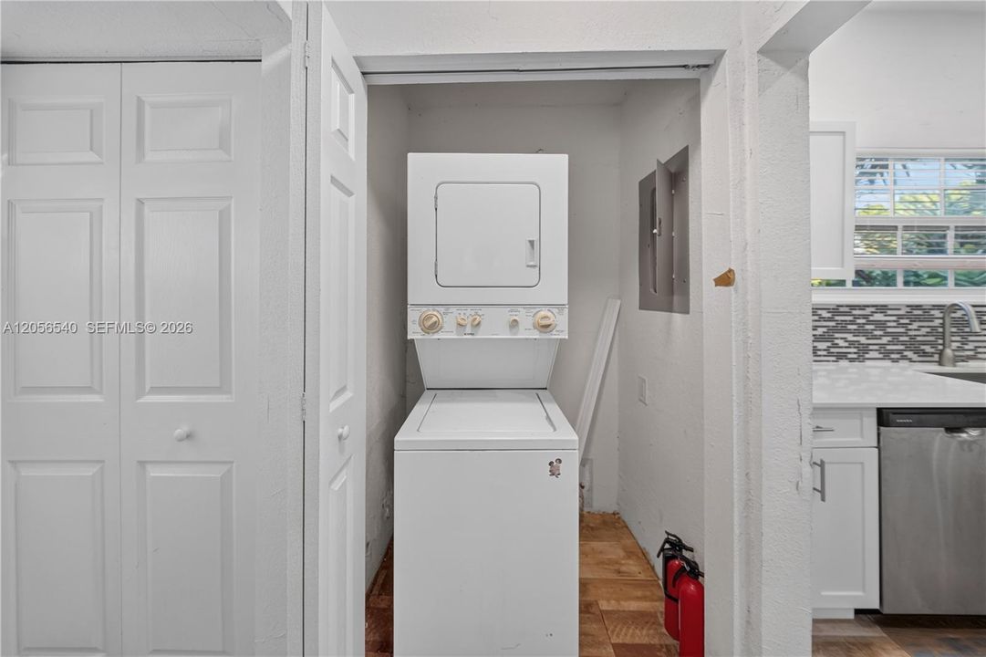 На продажу: $650,000 (4 спален, 2 ванн, 2094 Квадратных фут)