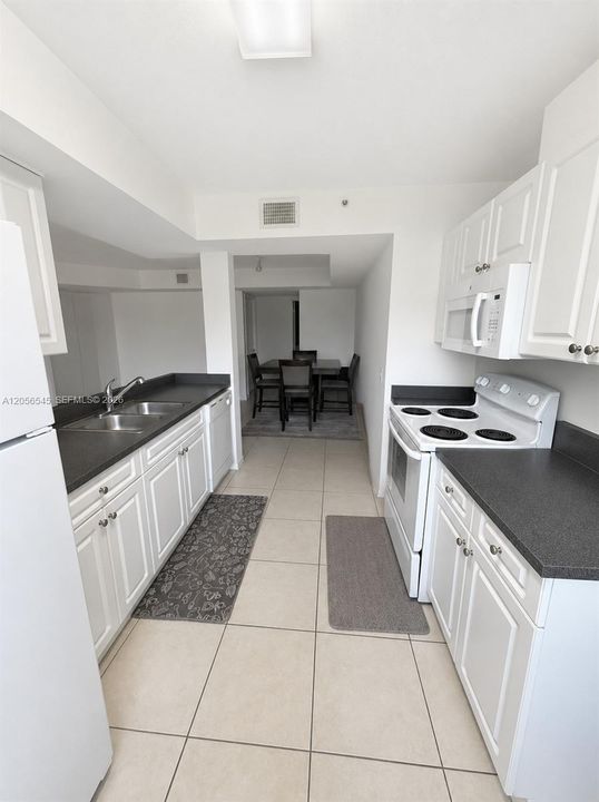 В аренду: $2,700 (3 спален, 2 ванн, 1247 Квадратных фут)