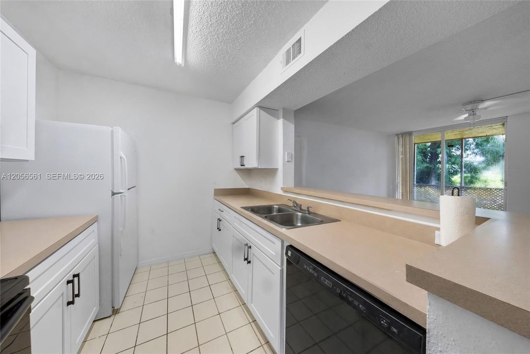For Sale: $210,000 (2 beds, 2 baths, 1057 Square Feet)