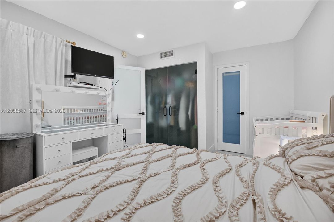 For Sale: $359,000 (2 beds, 2 baths, 687 Square Feet)