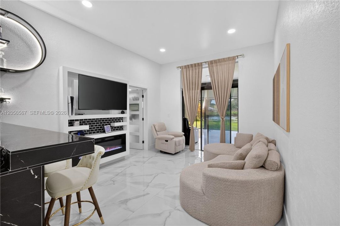 For Sale: $359,000 (2 beds, 2 baths, 687 Square Feet)