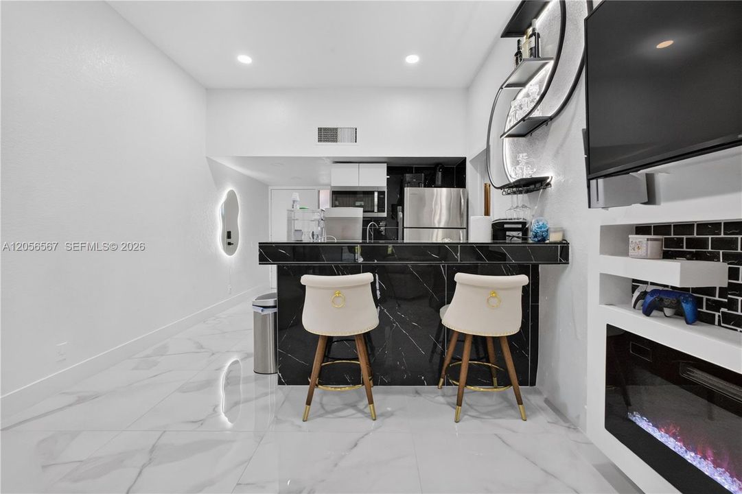 For Sale: $359,000 (2 beds, 2 baths, 687 Square Feet)