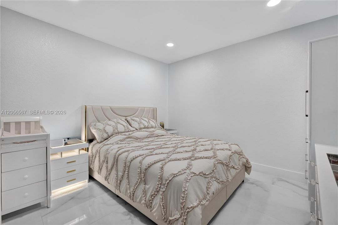 For Sale: $359,000 (2 beds, 2 baths, 687 Square Feet)