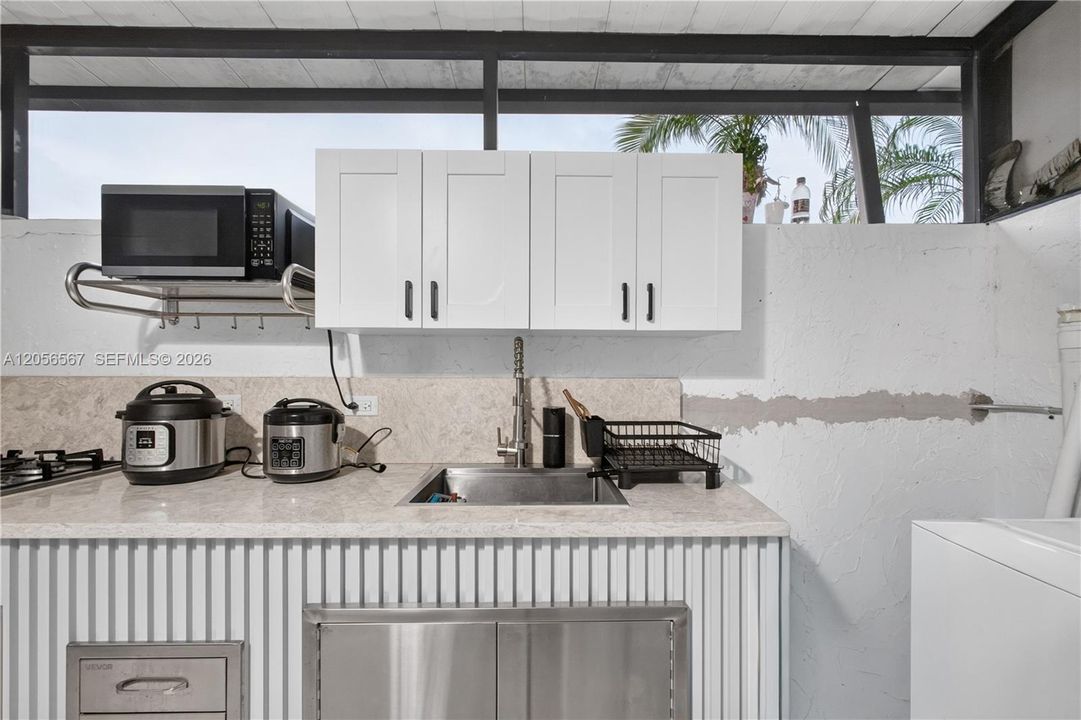 For Sale: $359,000 (2 beds, 2 baths, 687 Square Feet)