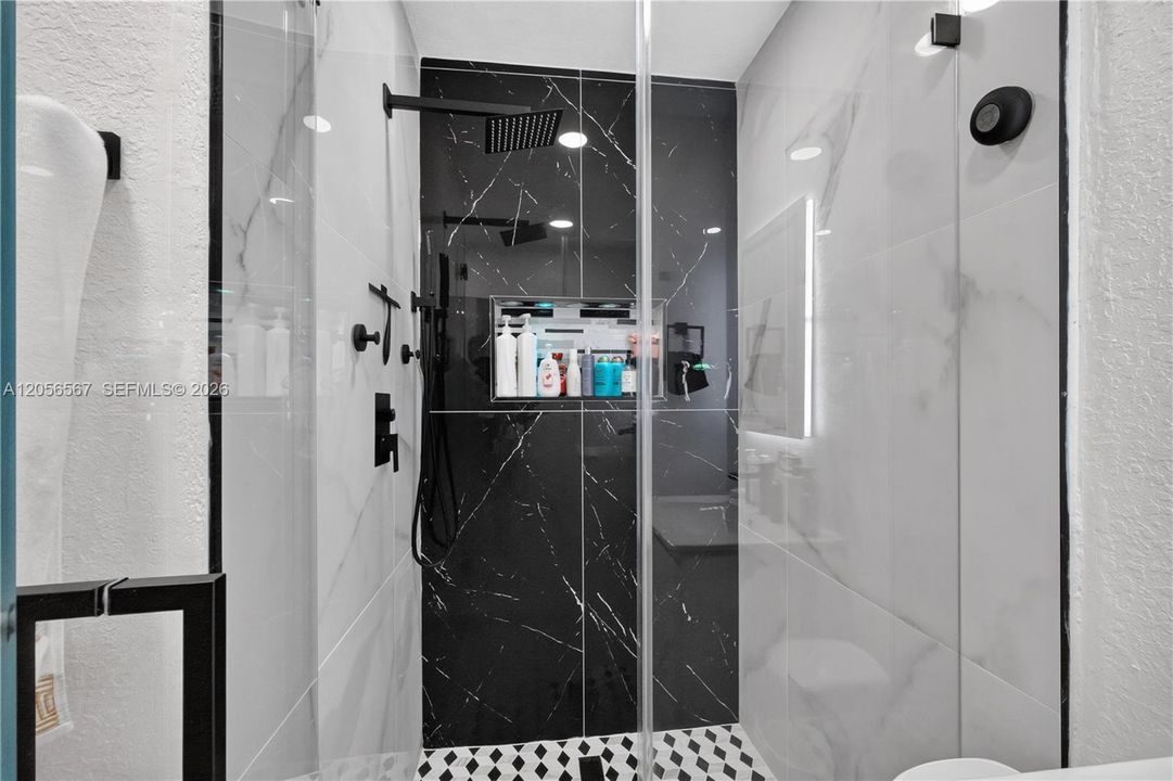 For Sale: $359,000 (2 beds, 2 baths, 687 Square Feet)