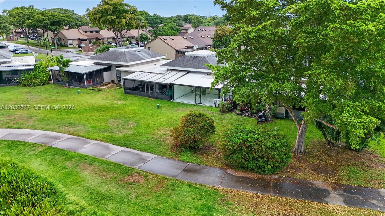 For Sale: $359,000 (2 beds, 2 baths, 687 Square Feet)