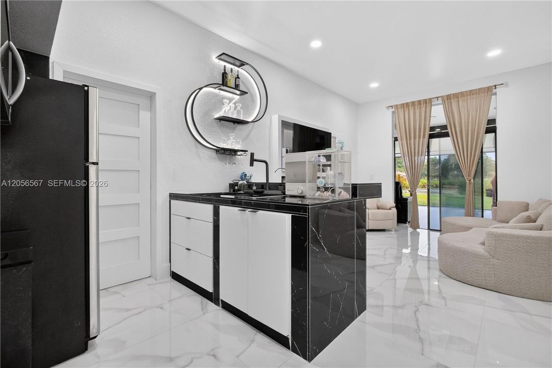For Sale: $359,000 (2 beds, 2 baths, 687 Square Feet)